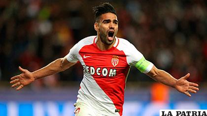 Radamel Falcao anotó los dos goles del Mónaco para clasificar a la final
