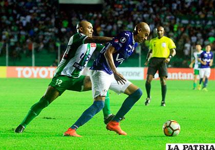 Alex Da Silva conduce el balón ante la marca de Maximiliano Freitas /marka-registrada