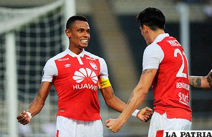 Wilson Morelo celebra con su compañero Rubén Bentancourt /conmebol.com