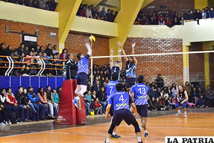 El partido fue digno de una final, además, el público colmó las graderías