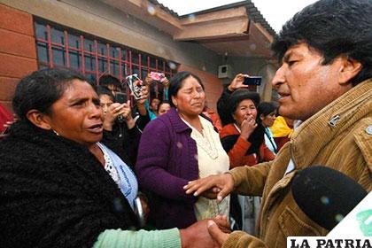 El Presidente Morales junto a las familias afectadas /El País en Tarija