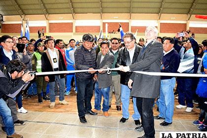 Víctor Hugo Vásquez, Rubén Gutiérrez, Edgar Bazán y Álvaro García, hacen el corte de cinta en la entrega del coliseo