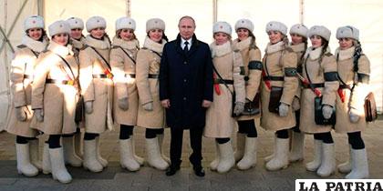 El presidente ruso, Vladímir Putin (c), participa en una ceremonia de ofrenda floral en Volgogrado (antiguamente Stalingrado) /Diario Digital Nuestro País