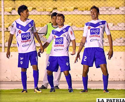 Torrico, Gomes y Barrera, celebran el gol convertido para los 