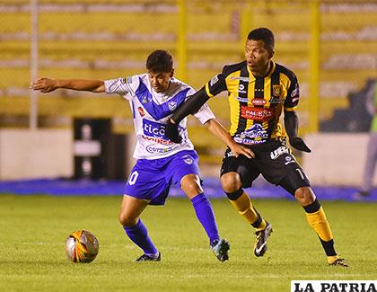Marcelo Gomes, autor del gol de San José, con balón dominado ante la marca de Edis Ibargüen /APG