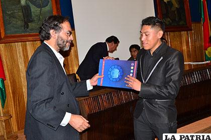 El rector David Ismael Rojas entregó credencial a becarios