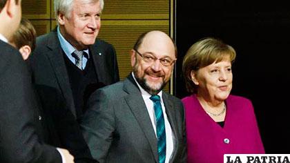 La canciller alemana, Angela Merkel (der) y el líder socialdemócrata, Martin Schulz (centro) /TELEMETRO