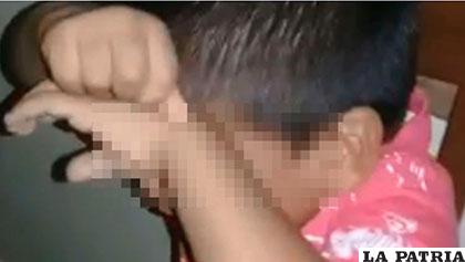 El menor que fue agredido por su madre /captura video RR.SS.