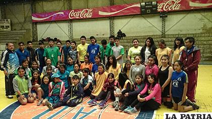 Los deportistas que asistieron a la última jornada de los cursos de básquetbol