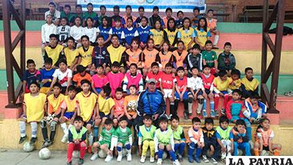 Buena cantidad de niños y jóvenes fueron parte de los cursos vacacionales de fútbol de salón