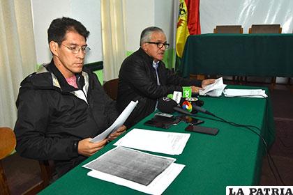 Entrenador Gonzalo Amaya (izquierda) junto al presidente Gonzalo Alcoreza (derecha) durante la conferencia de prensa /APG