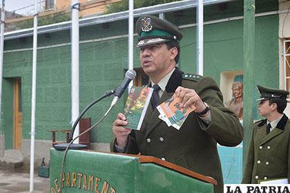 Comandante Departamental mostrando contenidos en derechos humanos dentro la Policía