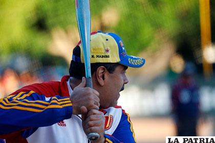 Nicolás Maduro juega al softbol mientras prepara su estrategia para dejar a la oposición sin alternativas electorales