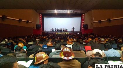 Cooperativistas mineros en asamblea ordinaria