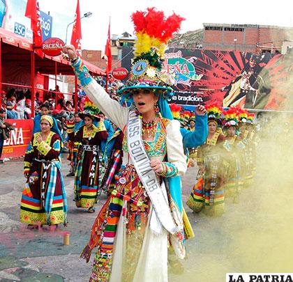 La miss Bolivia 2008, Dominique Peltier, bailó en este conjunto folklórico
