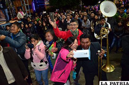 Turistas de diferentes lugares llegan a Oruro para apreciar la fiesta devocional