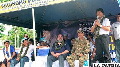  Morales junto a dirigentes cocaleros del Trópico de Cochabamba