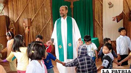El religioso comparte una homilía con varios niños
