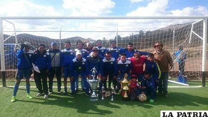 El plantel de Deportivo Flores, campeón del torneo de fútbol de los residentes de Bolívar