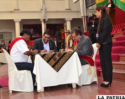 El ministro de MMAyA, Carlos Ortuño; el gobernador Víctor Hugo Vásquez y el alcalde Edgar Bazán firmaron el convenio