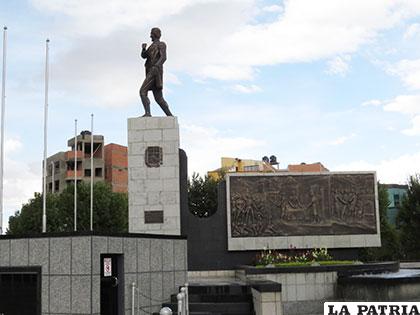 La figura del caudillo de Oruro junto a una represen-tación de lo que fue su Proclama