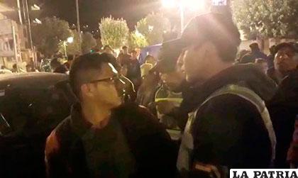 El conductor ebrio intenta explicar el hecho al policía