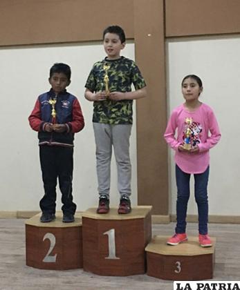 El podio de la Sub-10 con Santiago Escobar (primero) Jhamil 
Vacarreza (segundo) y Nashira Ríos (tercero)