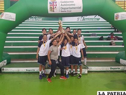 La selección orureña con el trofeo de campeón al final del certamen