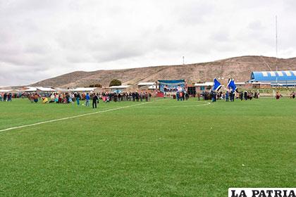 La cancha de fútbol con pasto sintético que fue entregada en Turco
