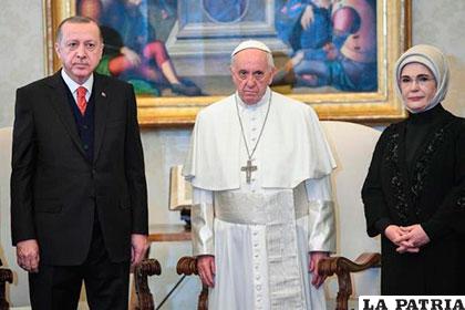 Papa Francisco y el presidente turco, Recep Tayyip Erdogan y su esposa /EFE