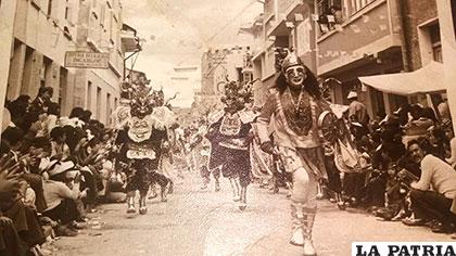ENTRADA FOLKL?RICA A SU PASO POR LA CALLE JUNÍN - D?CADA DEL 70
