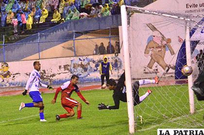 Jair Reinoso ingresó en el segundo tiempo y anotó el tercer gol