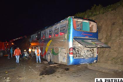 El bus presenta daños en la parte izquierda sobre la que se volcó