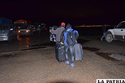 Cargados de sus maletas los pasajeros que no resultaron heridos abandonan el lugar 