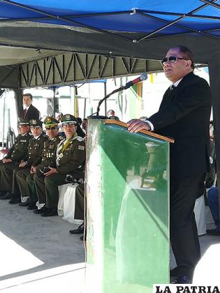 Ministro de Gobierno, Carlos Romero dirigiéndose a los efectivos policiales