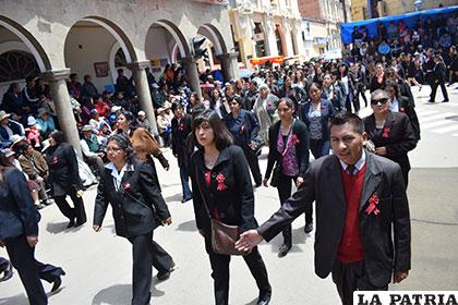 Funcionarios de la Gobernación, con distintivos rojo carmesí