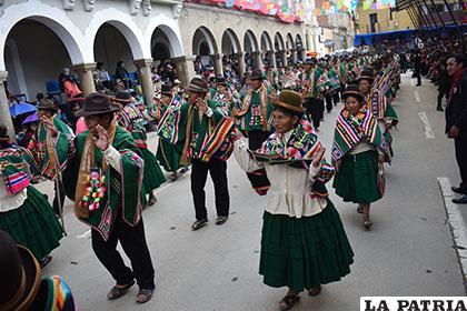 Autoridades originarias participaron masivamente del desfile cívico