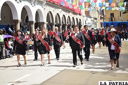 Concejales orureños rindiendo homenaje al 10 de Febrero de 1781