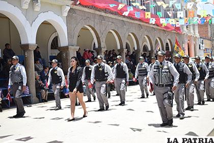 Funcionarios de empresas de seguridad privada, correctamente uniformados