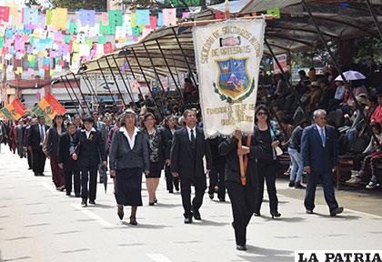 Mujeres y hombres representaron a la Sociedad de Socorros Mutuos