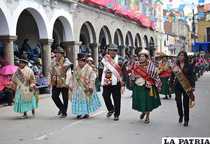 El alcalde y concejales del municipio de Corque llegaron para participar del desfile cívico