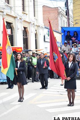 El emblema nacional y departamental recorrió las principales calles de la capital