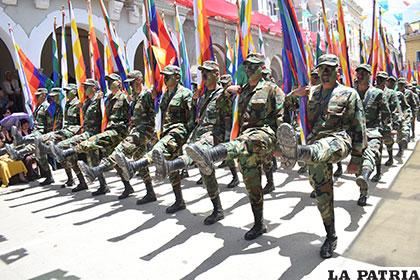 Premilitares formaron un bosque de banderas