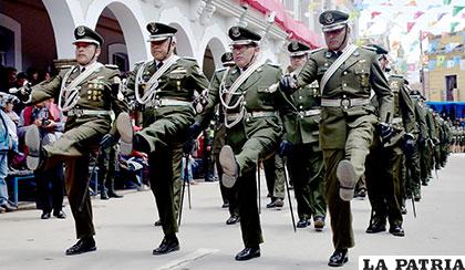 Alto Mando Policial de Oruro, hizo su recorrido por el palco con paso de ejercicio