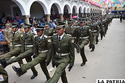 Cientos de policías desfilaron ayer