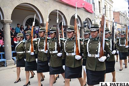 Mujeres policías hacen su paso por el centro histórico de Oruro
