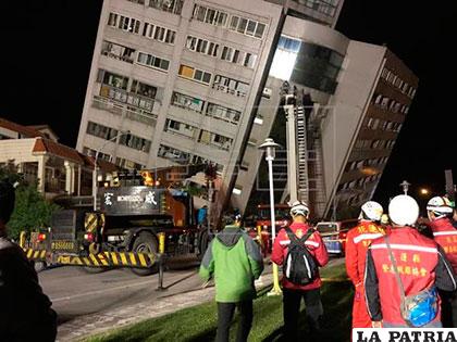 Vista de un edificio dañado tras el terremoto de 6,4 grados