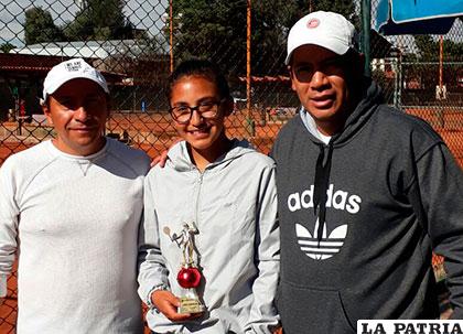 Francis Urquidi junto a sus entrenadores