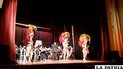 La Orquesta Sinfónica de Oruro en el Teatro Achá en Cochabamba