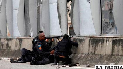 Policías durante la operación en una de las favelas
